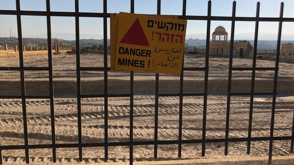 На территории заброшенной церкви, разминированной израильской армией, на Западном берегу реки Иордан