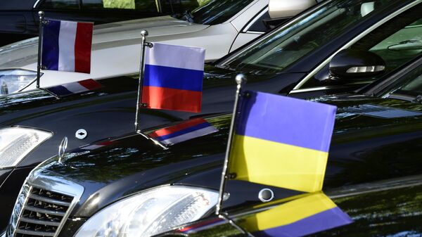 Флаги, установленные на официальных автомобилях,  во время встречи в нормандском формате