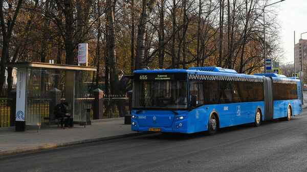 Автобус, курсирующий по маршруту 655, подъезжает к остановке в Капотне