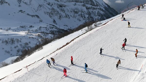 Отдыхающие катаются на горнолыжном склоне во время открытия сезона на горном курорте Горки Город на территории Красной Поляны