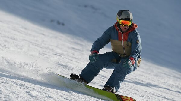 Отдыхающий катается на горнолыжном склоне во время открытия сезона на горном курорте Горки Город на территории Красной Поляны