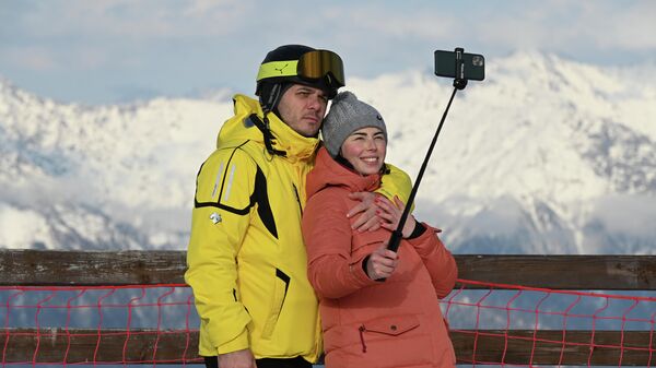 Отдыхающие на горнолыжном склоне во время открытия сезона на горном курорте Горки Город на территории Красной Поляны