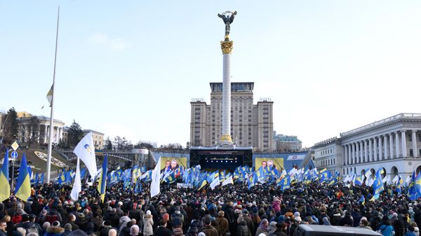 Участники акции Нет капитуляции! на площади Независимости в Киеве 