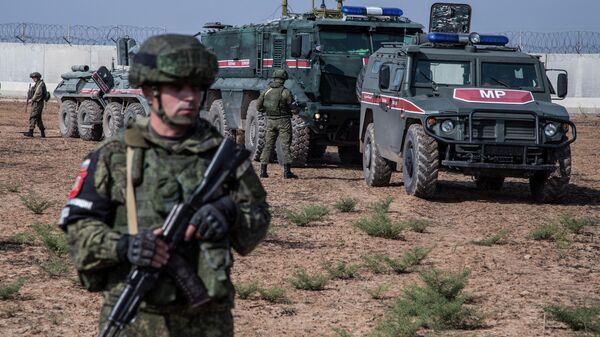 Российские военные во время совместного с Турцией патрулирования в районе города Дарбасия, Сирия