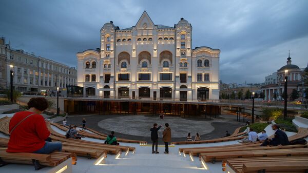 Амфитеатр в Музейном парке перед главным входом в Политехнический музей со стороны Лубянской площади в Москве