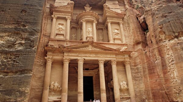Скальный храм Эль-Хазне в Иордании