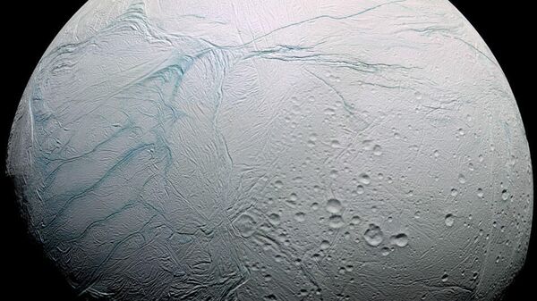 Тигровые полосы на поверхности спутника Сатурна Энцелада делают его не похожим ни на одно планетное тело в Солнечной системе