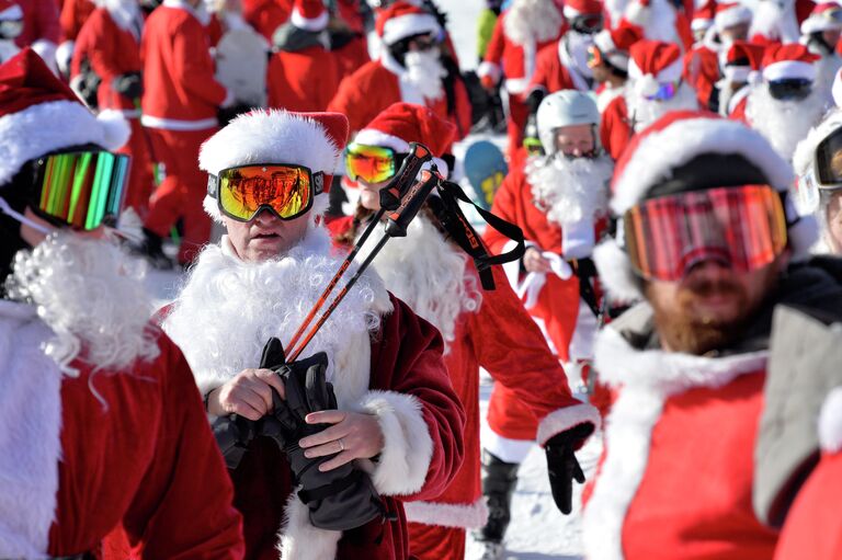 Лыжники одетые как Санта Клаус участвуют в ежегодном благотворительном мероприятии на горнолыжном курорте Sunday River в Ньюри, штат Мэн