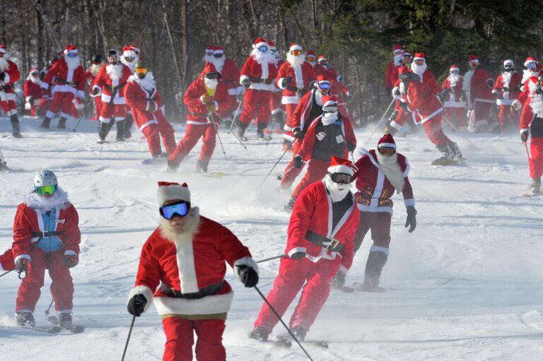 Лыжники одетые как Санта Клаус участвуют в ежегодном благотворительном мероприятии на горнолыжном курорте Sunday River в Ньюри, штат Мэн