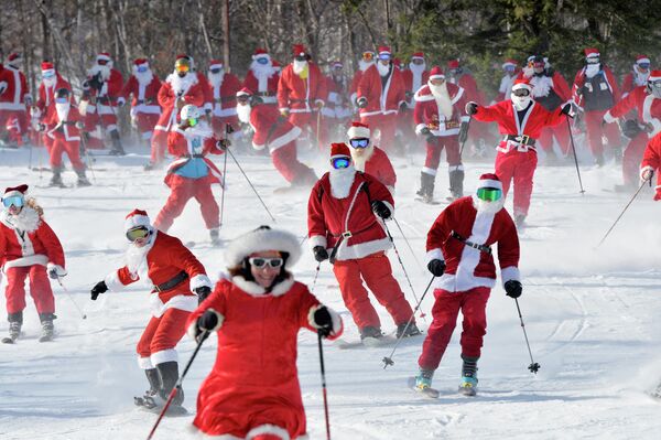 Лыжники одетые как Санта Клаус участвуют в ежегодном благотворительном мероприятии на горнолыжном курорте Sunday River в Ньюри, штат Мэн