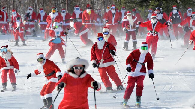 Лыжники одетые как Санта Клаус участвуют в ежегодном благотворительном мероприятии на горнолыжном курорте Sunday River в Ньюри, штат Мэн