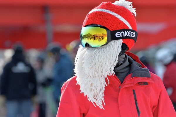 Лыжник одетый как Санта Клаус участвует в ежегодном благотворительном мероприятии на горнолыжном курорте Sunday River в Ньюри, штат Мэн