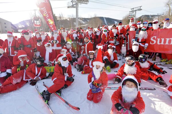 Лыжники одетые как Санта Клаус участвуют в ежегодном благотворительном мероприятии на горнолыжном курорте Sunday River в Ньюри, штат Мэн
