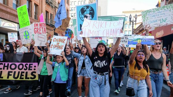 Активисты участвуют в студенческом марше по изменению климата в Лос-Анджелесе, 1 ноября 2019 года
