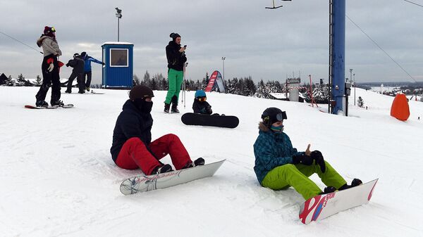 Сноубордисты на территории спортивного парка Волен в Московской области