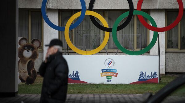 Олимпийские кольца и символ Олимпиады 1980 года в Москве у здания Олимпийского Комитета России