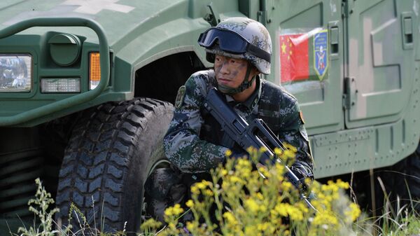 Военнослужащий КНР участвует в учениях  вооруженных сил стран-членов ШОС Мирная миссия-2018
