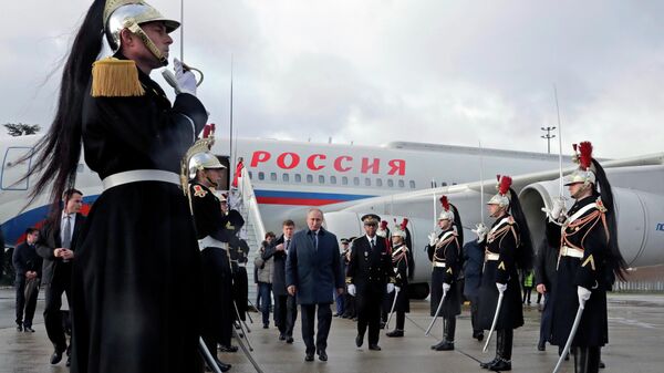  Президент РФ Владимир Путин во время церемонии встречи в аэропорту Шарль де Голль в Париже