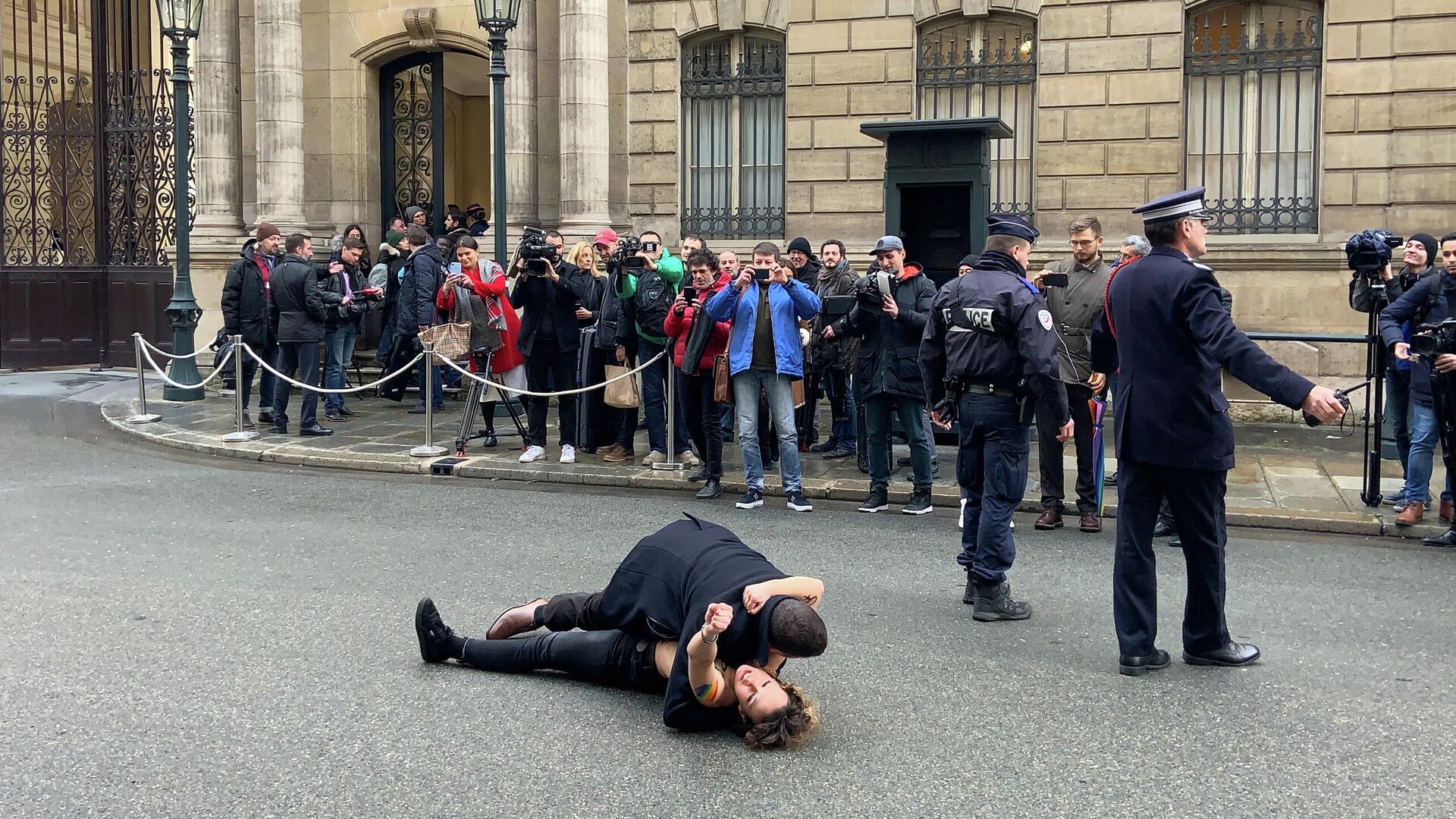 Акция Femen перед Елисейским дворцом в Париже. 9 декабря 2019 - РИА Новости, 1920, 09.12.2019