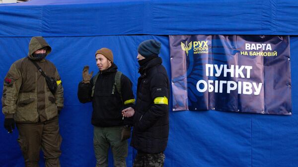 Участники акции протеста возле пункта обогрева у здания администрации президента Украины в Киеве