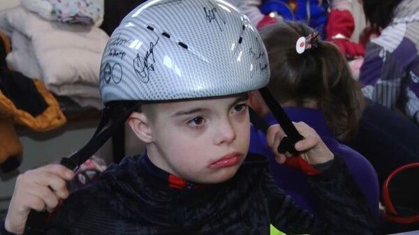 Всему вопреки: 10-летний мальчик с синдромом Дауна освоил шорт-трек