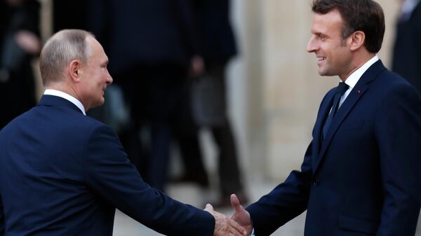 Президент России Владимир Путин и президент Франции Эммануэль Макрон во время встречи