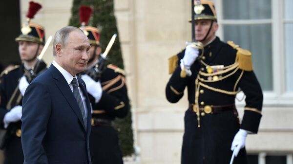 Президент РФ Владимир Путин на церемонии официальной встречи в Елисейском дворце