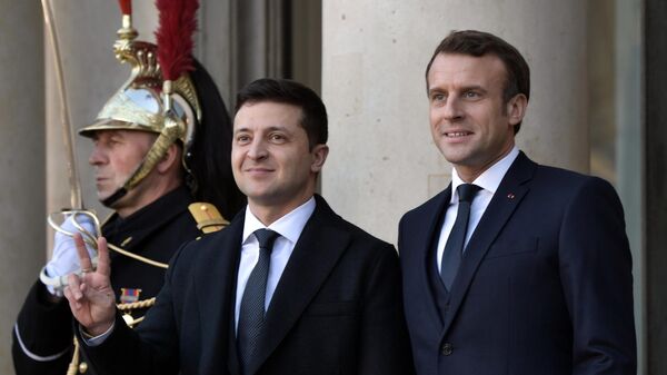 Президент Украины Владимир Зеленский и президент Франции Эммануэль Макрон на церемонии официальной встречи в Елисейском дворце