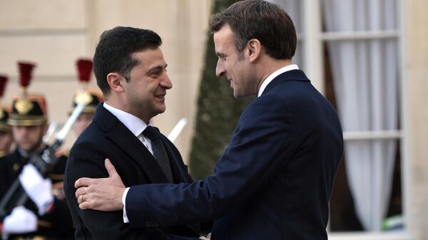 Президент Украины Владимир Зеленский и президент Франции Эммануэль Макрон на церемонии официальной встречи в Елисейском дворце