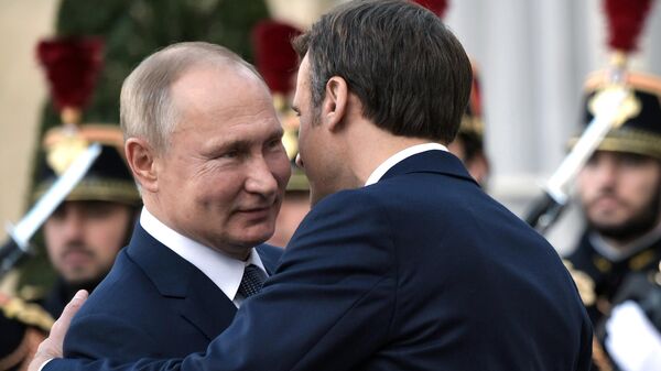 Президент РФ Владимир Путин и президент Франции Эммануэль Макрон на церемонии официальной встречи в Елисейском дворце