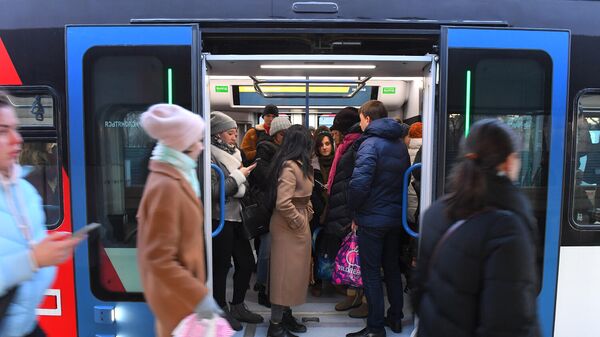 Пассажиры во время посадки в поезд Московского центрального диаметра
