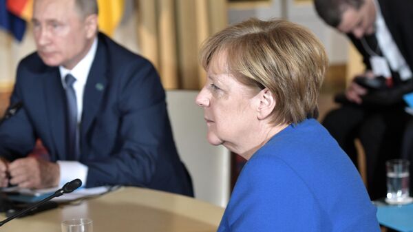 Президент РФ Владимир Путин и  федеральный канцлер Германии Ангела Меркель во время встречи в Нормандском формате в Елисейском дворце