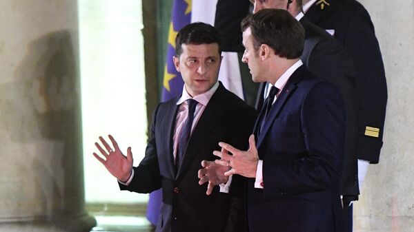 Президент Украины Владимир Зеленский и президент Франции Эммануэль Макрон прощаются после  встречи в Нормандском формате