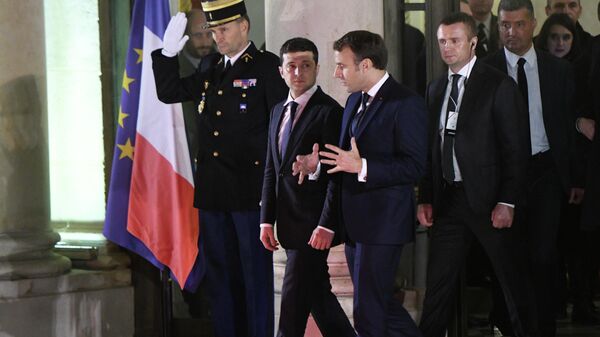 Президент Украины Владимир Зеленский и президент Франции Эммануэль Макрон прощаются после  встречи в Нормандском формате