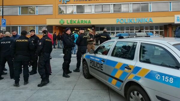 Полицейские у здания больницы в городе Острава