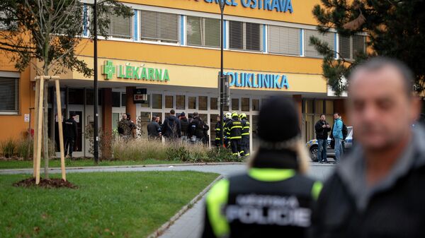 Полицейские у здания больницы в городе Острава