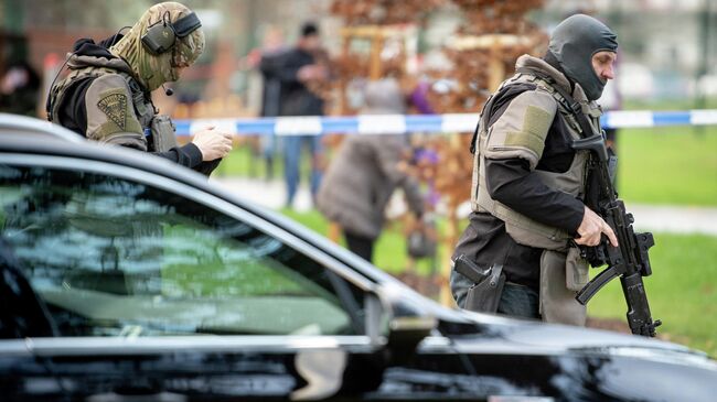 Полицейские у здания больницы в городе Острава