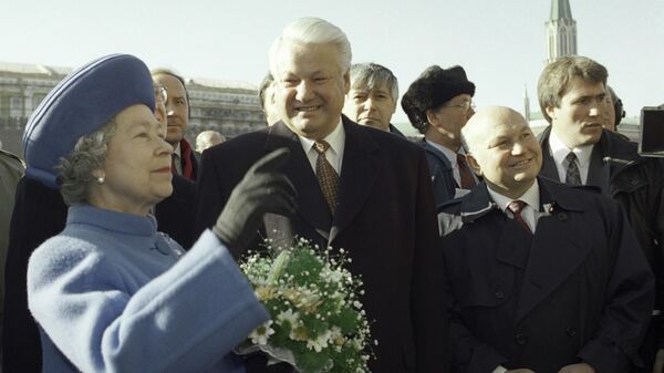 Президент России Борис Ельцин, королева Великобритании Елизавета II и мэр города Москвы Юрий Лужков на Красной площади во время официального визита королевы в Россию