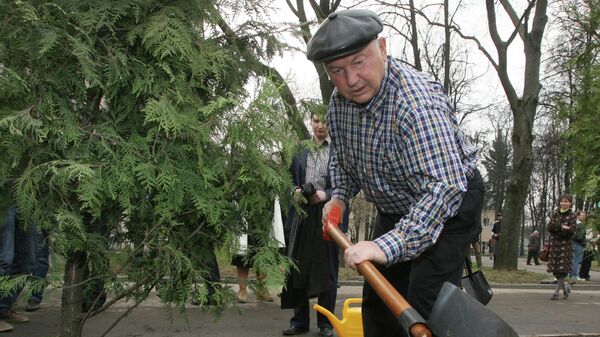 Мэр Москвы Юрий Лужков принял участие в посадке деревьев во время общегородского субботника на территории спорткомплекса Лужники