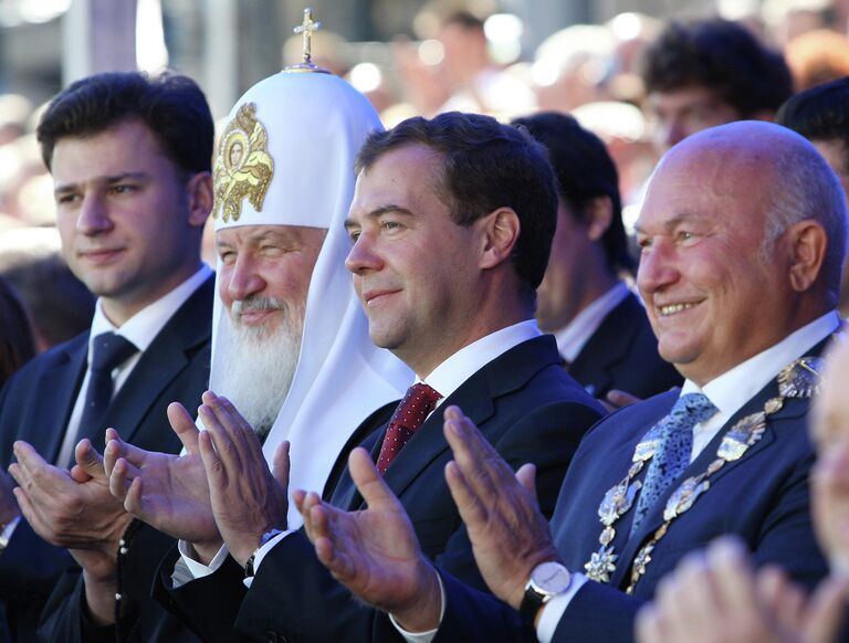  Мэр Москвы Юрий Лужков, президент РФ Дмитрий Медведев и патриарх Московский и всея Руси Кирилл во время торжественной церемонии открытия Дня города, которая проходит на Тверской площади. 5 сентября 2009 года