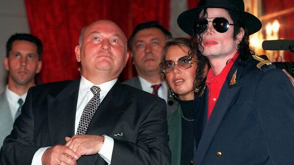 Мэр Москвы Юрий Лужков в певцом Майклом Джексоном в Москве. 1996 год