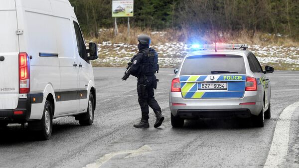 Полицейские на блок-посту после стрельбы в больнице города Острава в Чехии