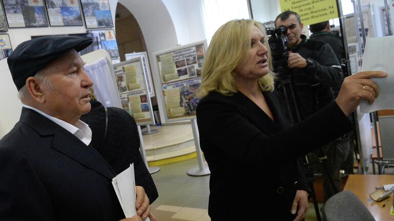 Бывший мэр Москвы Юрий Лужков с супругой Еленой Батуриной в единый день голосования на избирательном участке № 142 в Москве
