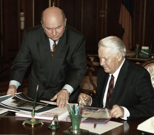 Встреча Президента РФ Бориса Ельцина с мэром Москвы Юрием Лужковым.1996 год Встреча Президента РФ Бориса Ельцина с мэром Москвы Юрием Лужковым.1996 год