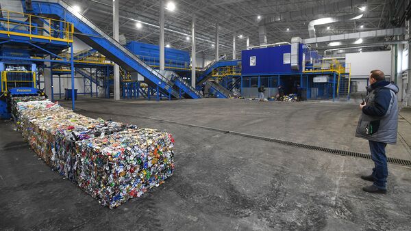 Спрессованные кубы из жестяных банок на предприятии по глубокой переработке твердых коммунальных отходов в городе Рошаль Московской области