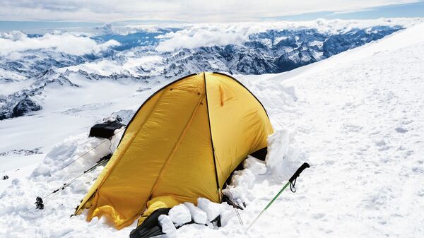 Палаточный лагерь по пути на вершину горы Эльбрус 