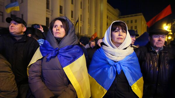 Участники акции протеста возле здания администрации президента Украины в Киеве
