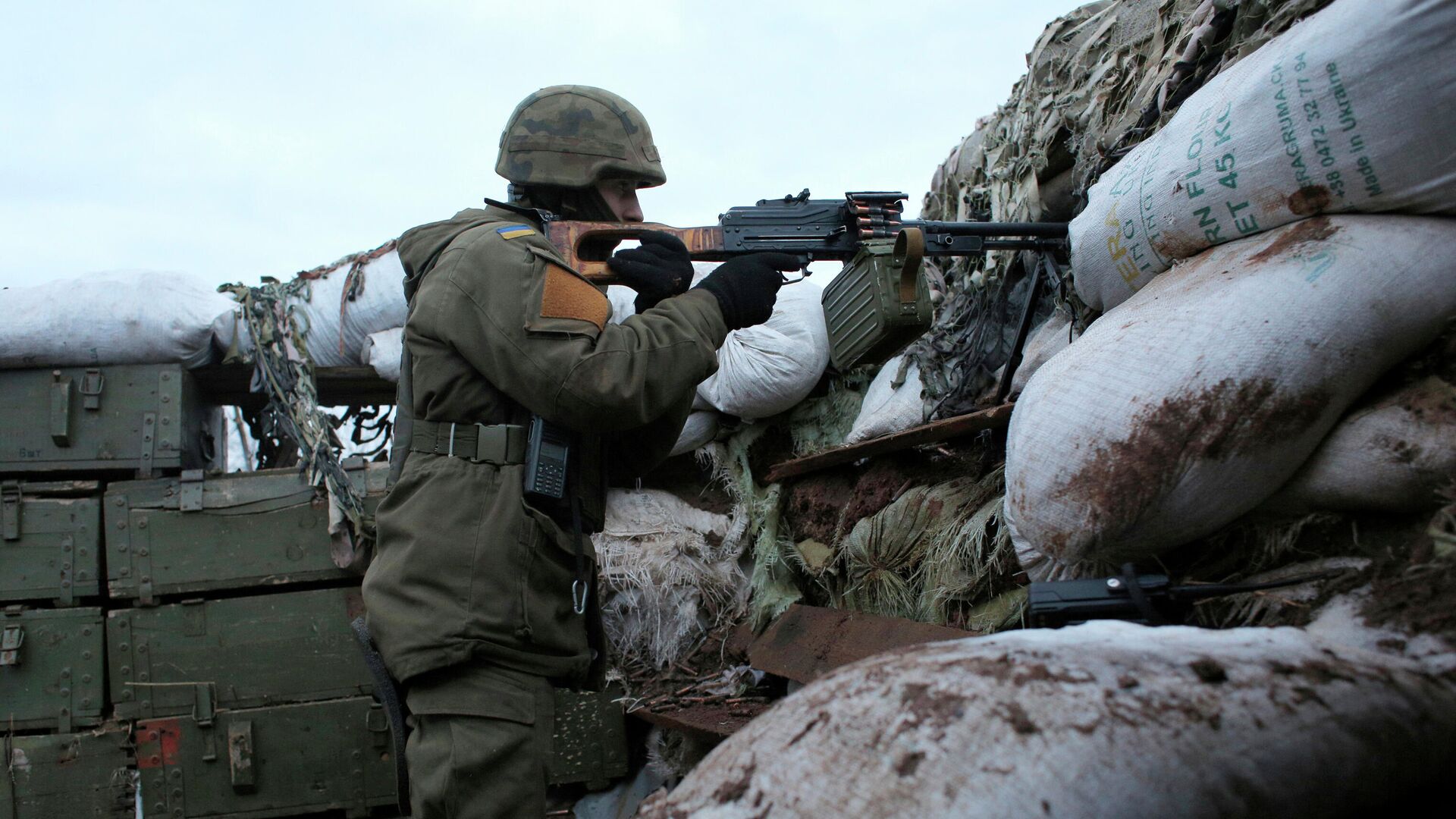 Украинский военный на боевой позиции в Донецкой области - РИА Новости, 1920, 07.04.2021