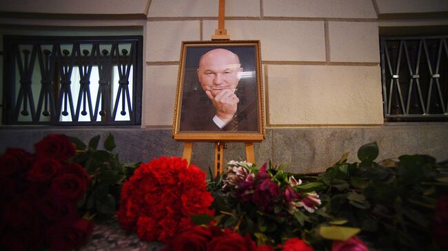 Цветы у здания Мэрии в память о бывшем мэре Москвы Юрии Лужкове