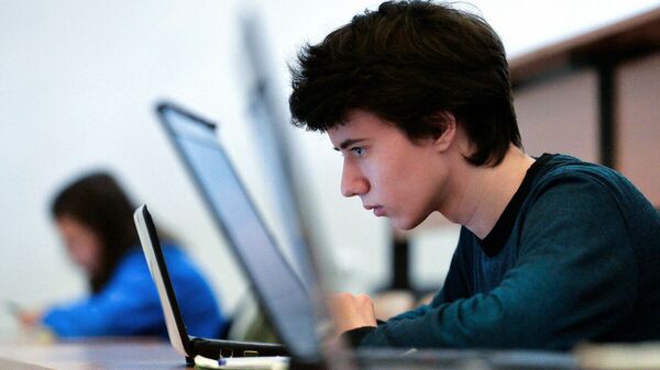 Молодой человек работает за компьютером